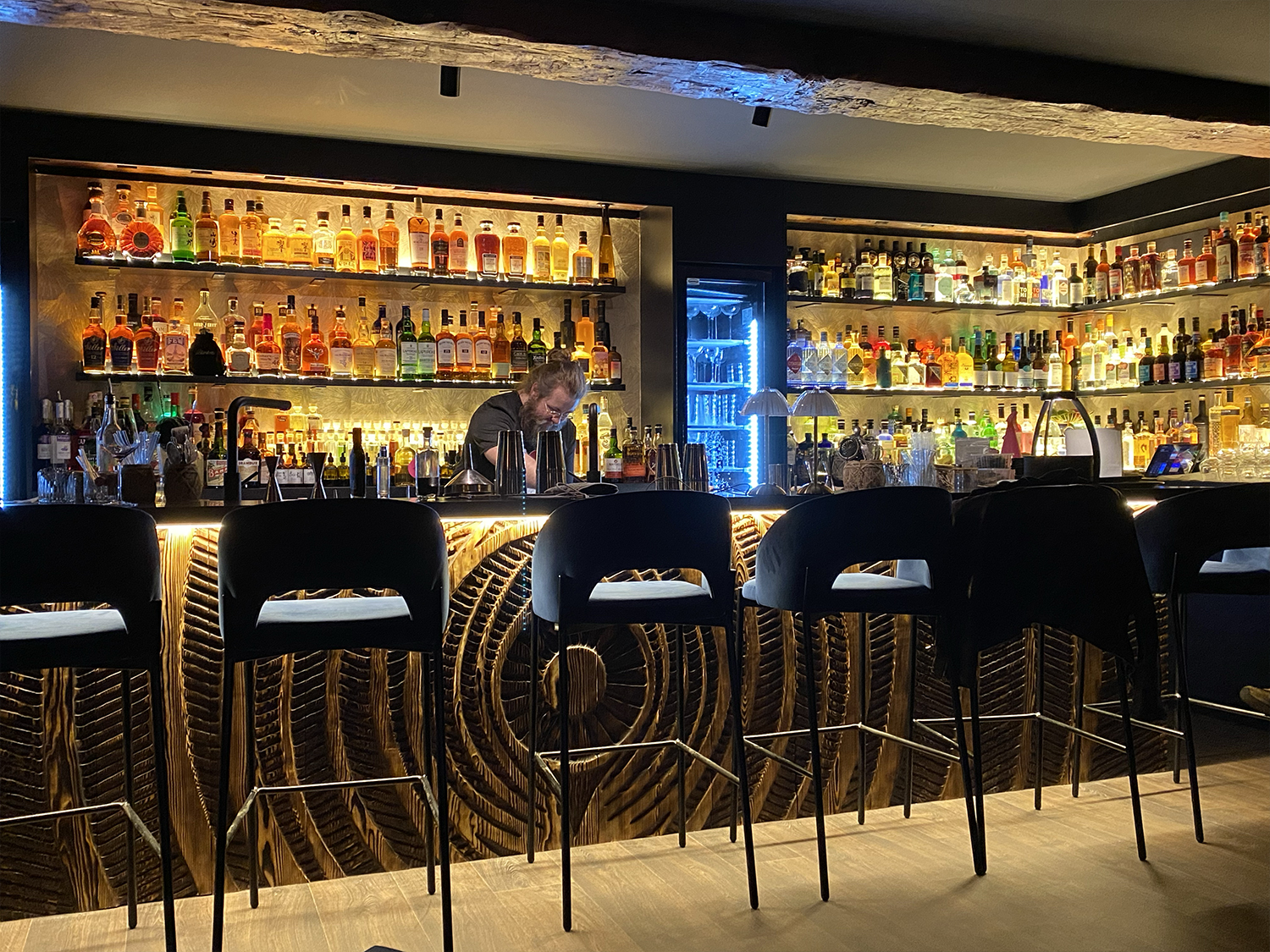 Design d'intérieur et logo du bar L'Œil Du Paon à Rouen — 1/3
