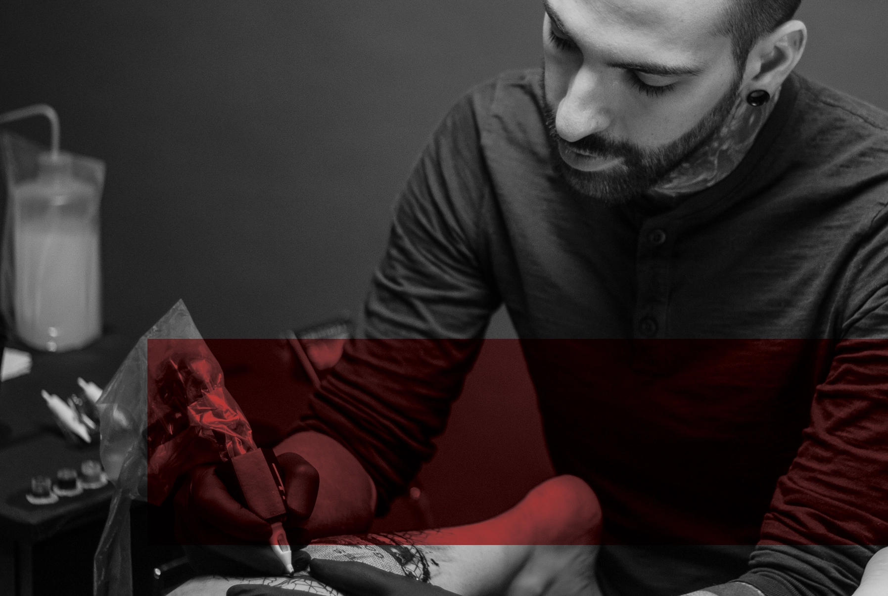 Mikki Bold en train de tatouer au studio Obscurum INK